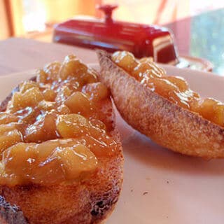 Feijoa-white preserves on toast