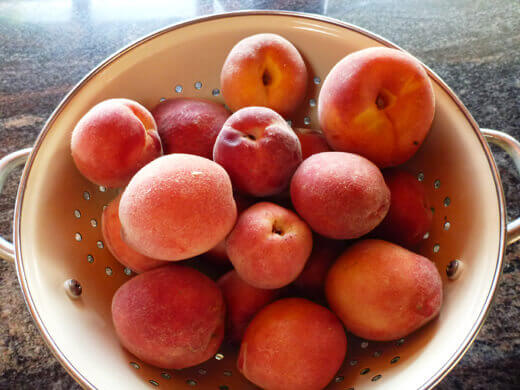 White and yellow peaches