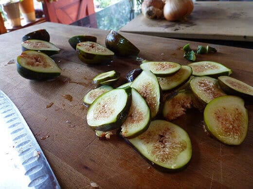 Destem and slice figs thinly