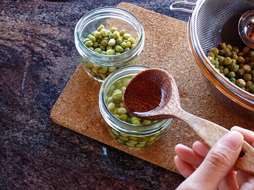 Pour hot vinegar over the seeds, covering them completely