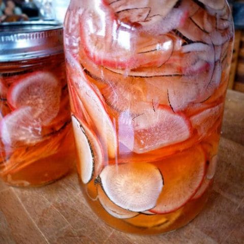 Quick pickled sweet 'n spicy radishes