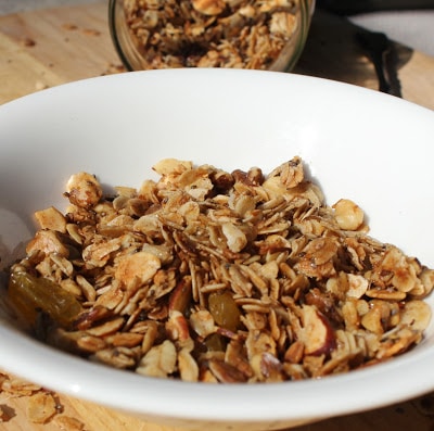 vegan-maple-cinnamon-granola-with-chia-seeds-4