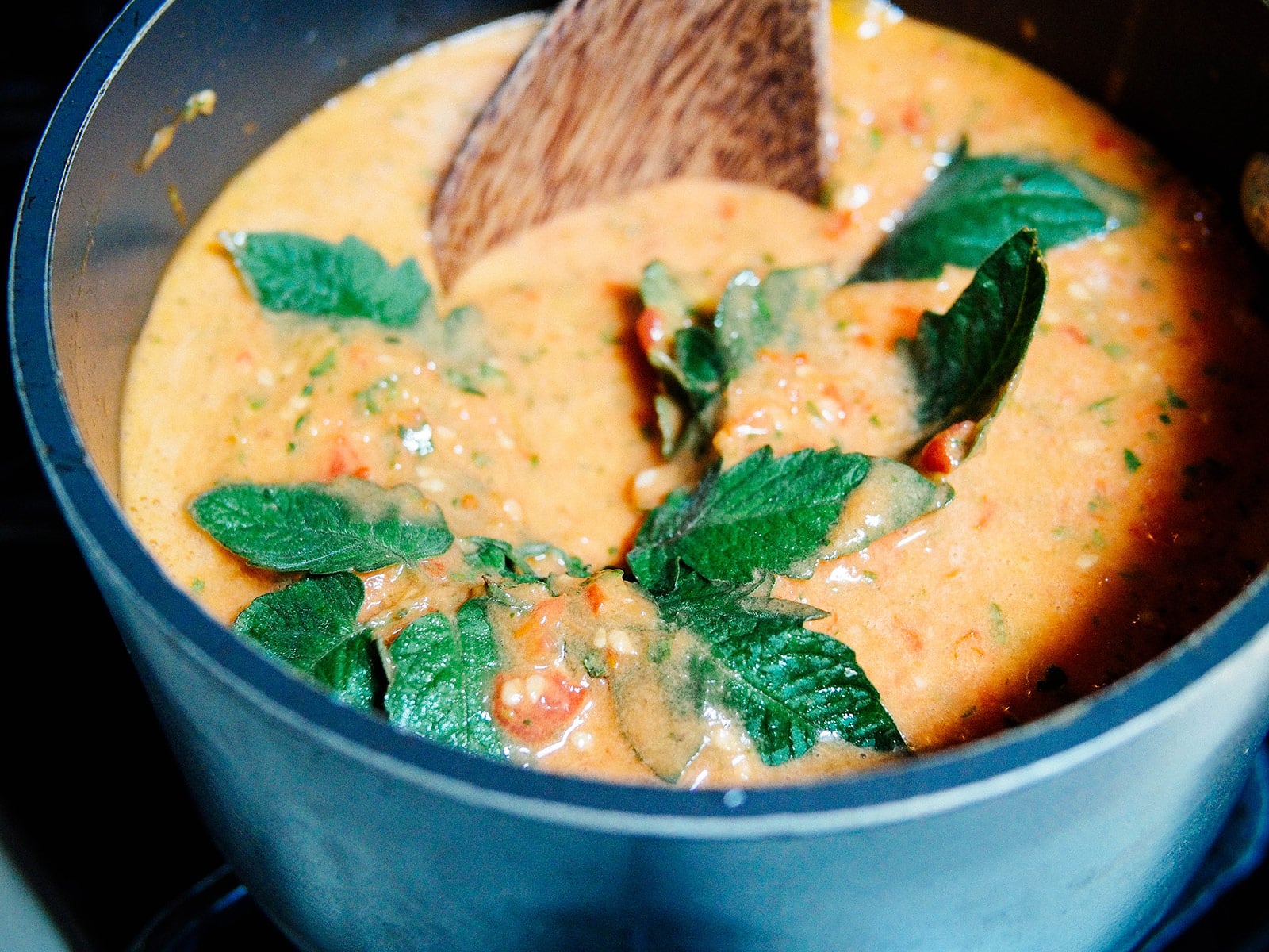 Steep tomato leaves in sauce