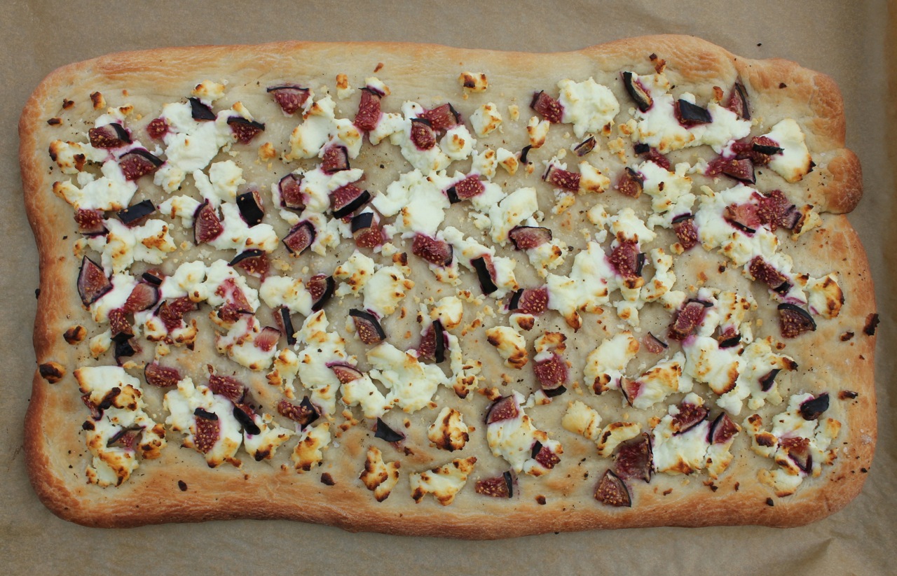 flatbread-with-figs-goat-cheese-and-prosciutto-3