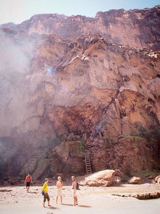 Mooney Falls trail