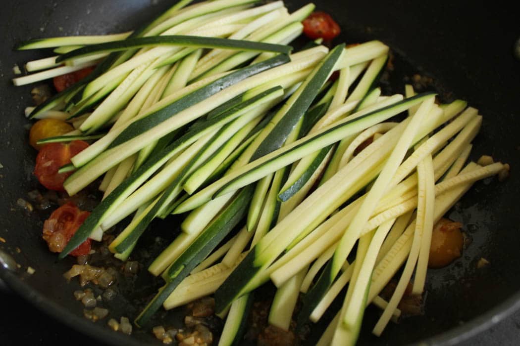 zucchini-pasta-with-cherry-tomatoes-step-4