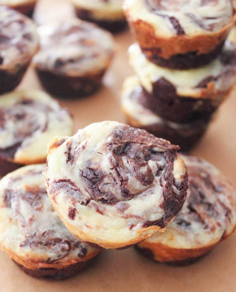 Chocolate-Chip-Cheesecake-Swirl-Brownie-Bites-7