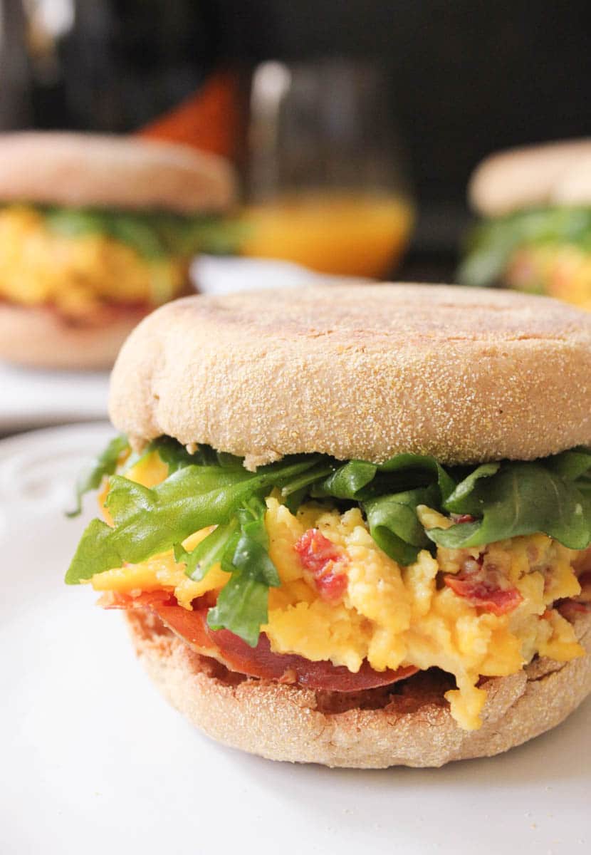 Domesticate-Me-goat-cheese-and-sun-dried-tomato-egg-sandwiches-with-crispy-prosciutto-5