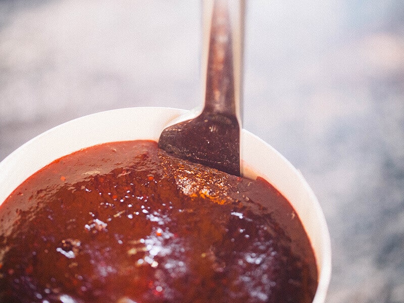 Use a butter knife to release the jelly from the can