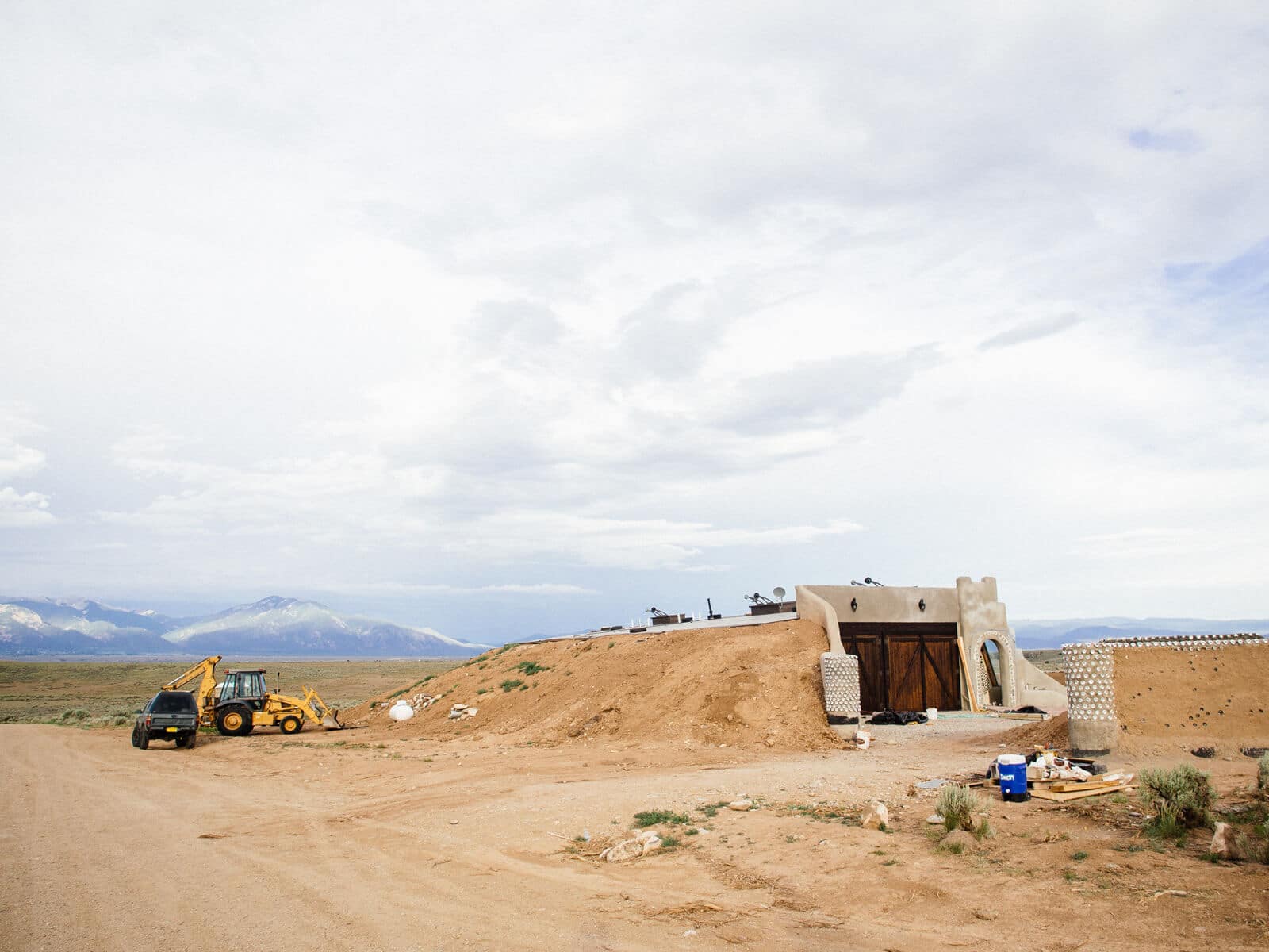 Building an Earthship against a hill for thermal stability