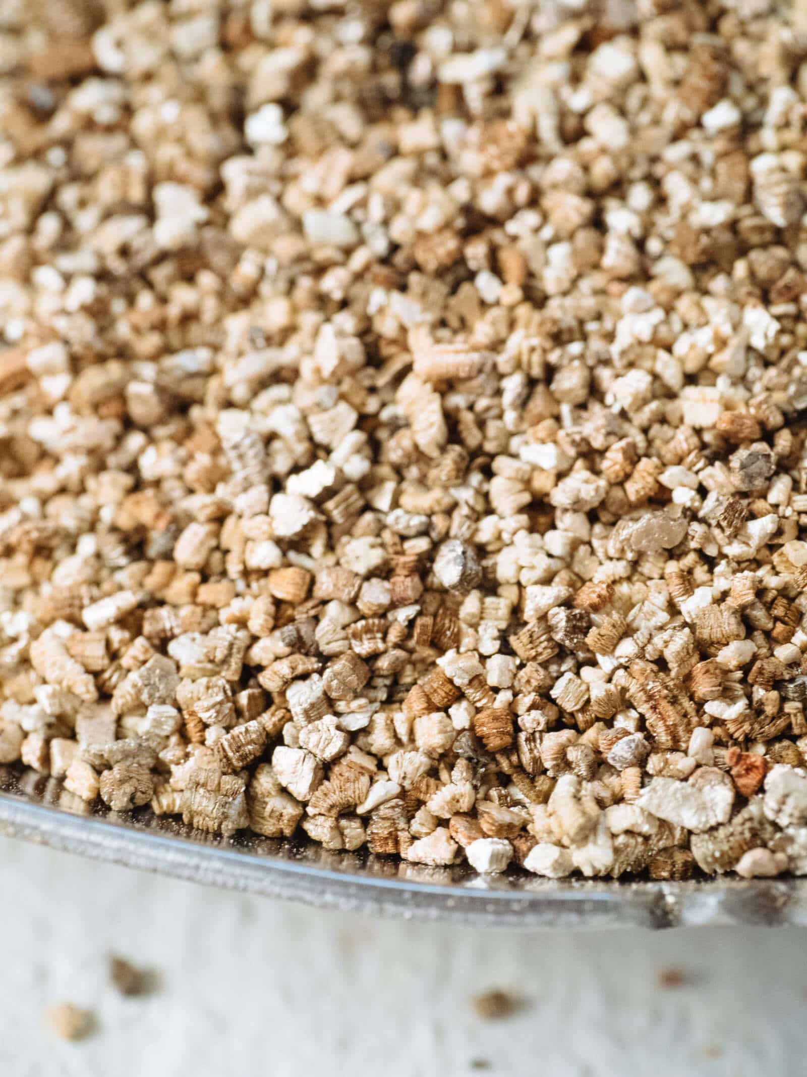 Fine granules of vermiculite